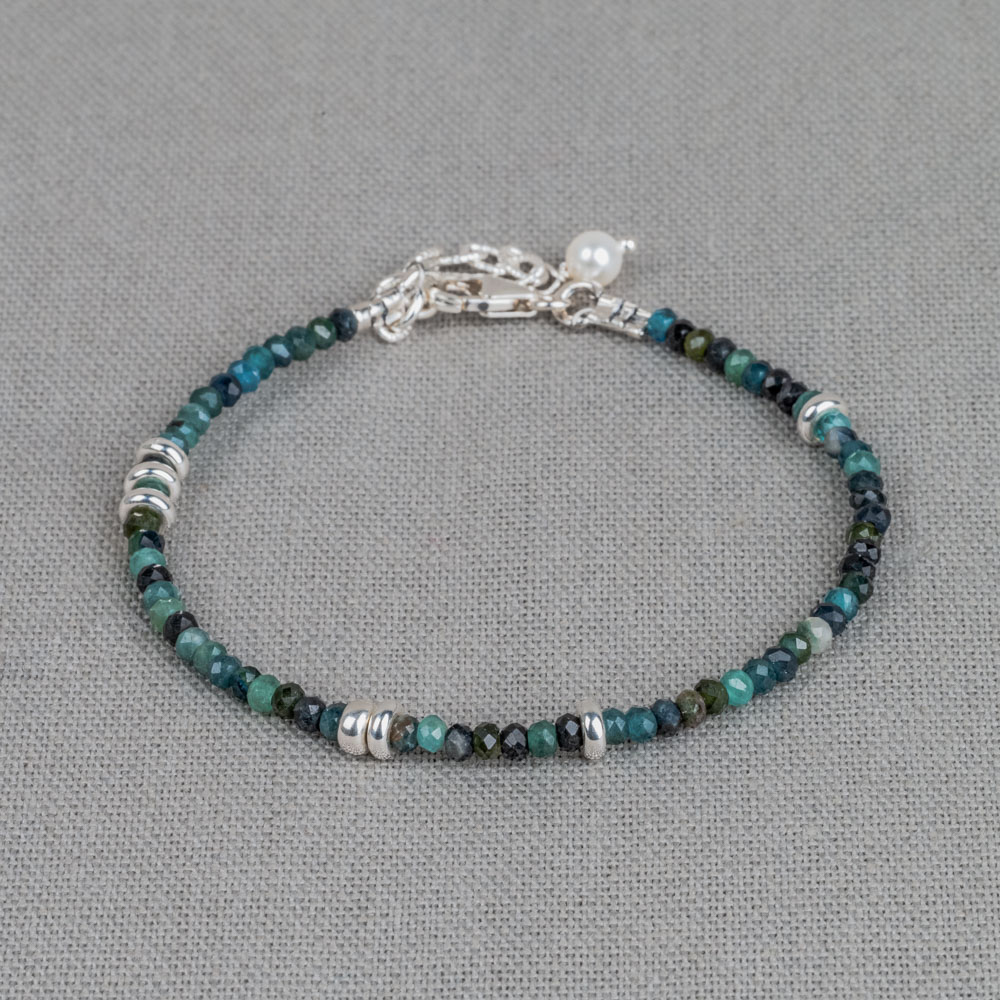Armband gemaakt van 925 sterling zilver in combinatie met Groene Toermalijn. Toermalijn werkt aardend, beschermend en reinigend. Deze edelsteen is zeer geschikt om te gebruiken als bescherming tegen negatieve energie. Draag met het bijpassende collier voor een complete look!