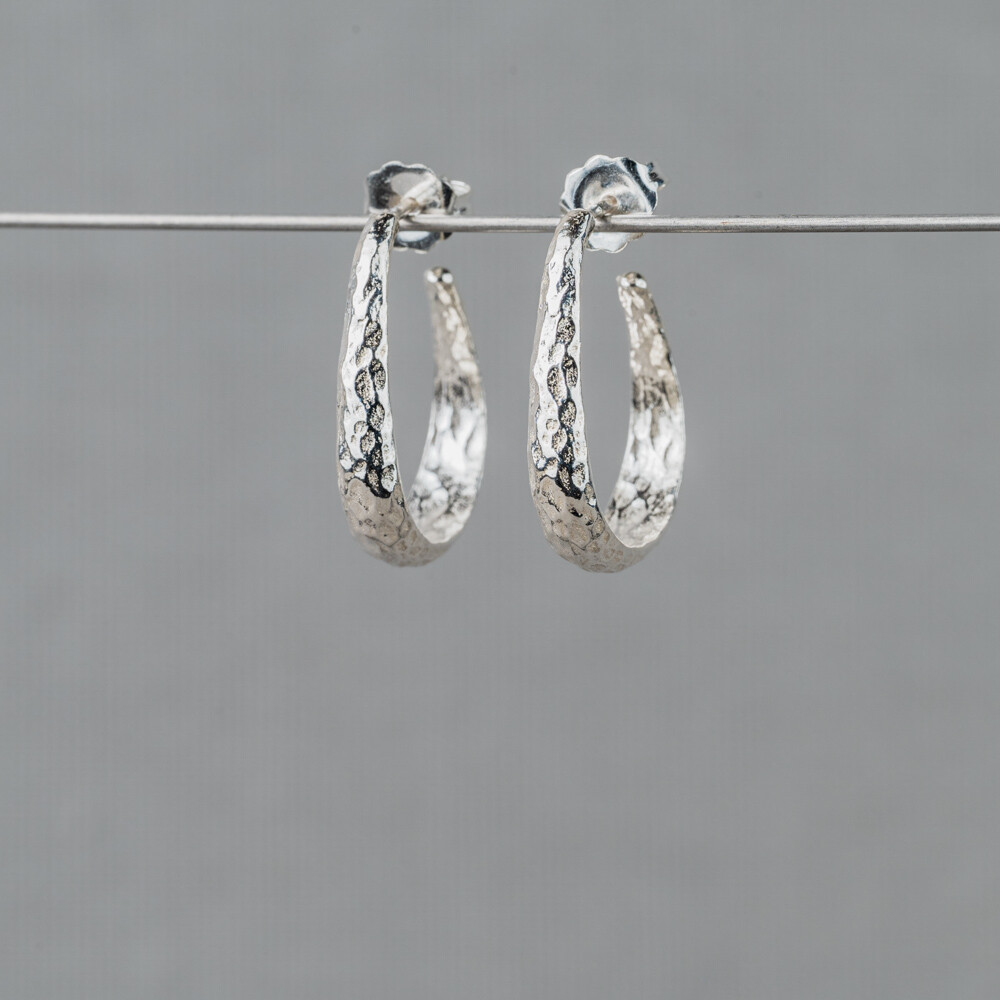 Oorhoepels gemaakt van 925 sterling zilver in combinatie met hamerslag. Deze oorbellen zijn perfect te combineren met de andere sieraden van Jeh Jewels.