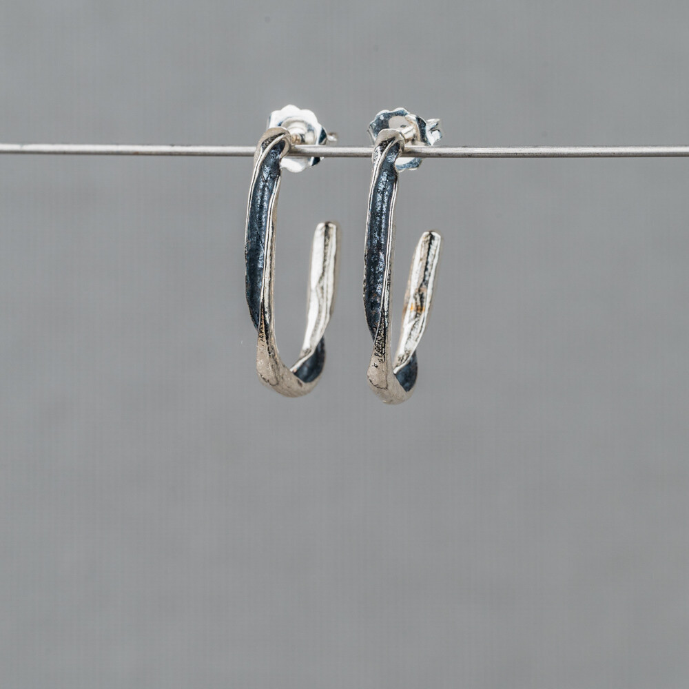 Deze oorbellen zilver oxy twister kort hebben een uniek en stijlvol ontwerp. De oorbellen zijn gemaakt van zilver en hebben een gedraaide vorm. Deze oorbellen zijn perfect voor een chique en trendy look. Voeg ze toe aan je sieradencollectie voor een vleugje glamour!