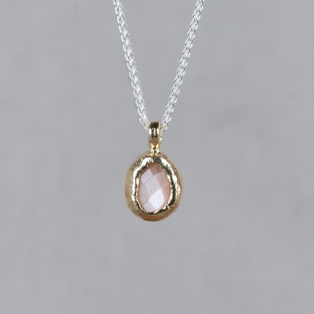 Collier gemaakt van 925 sterling zilver. Aan het collier hangt een gefacetteerde roze Maansteen, omhult met zilver verguld. Roze maansteen is de steen van positiviteit en liefdevolle energie. Deze edelsteen heeft een sterke connectie met de maan en vrouwelijke energie. 