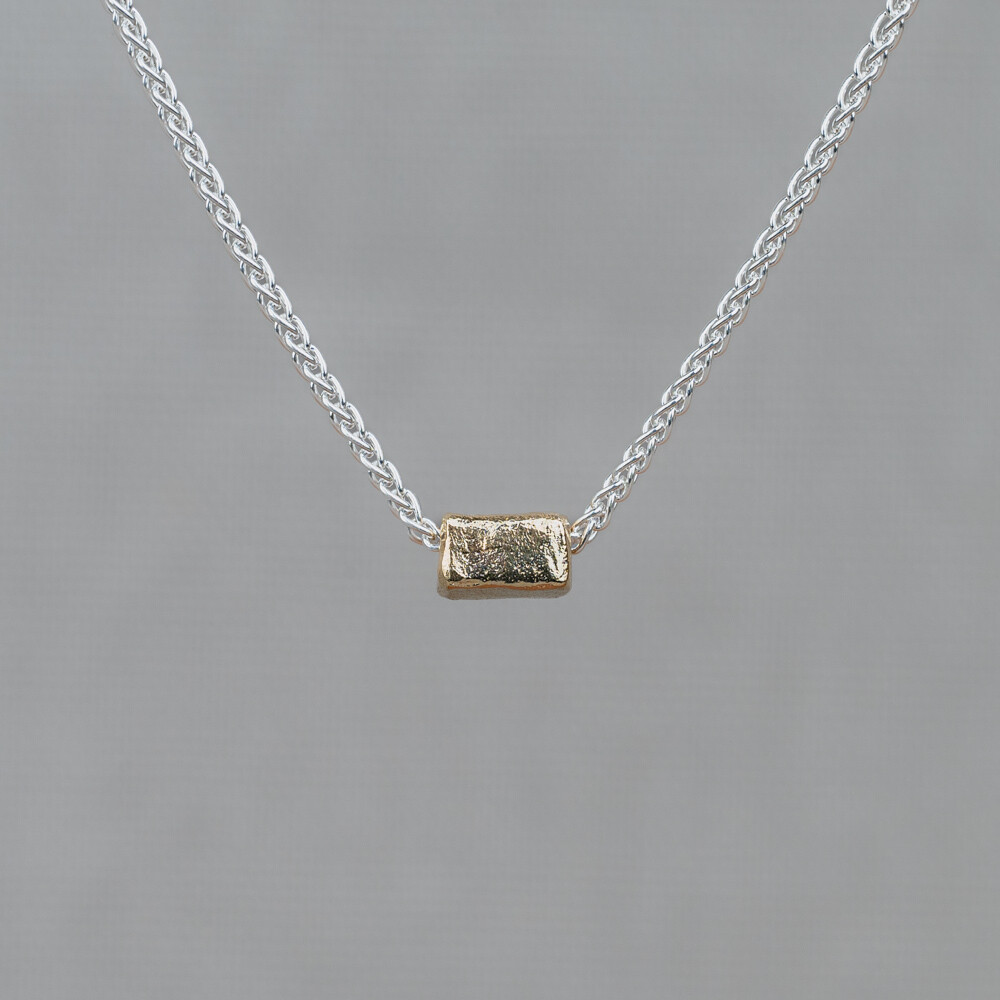 Collier gemaakt van 925 sterling zilver in combinatie met een 9 karaat tonnetje. Combineer met het bijpassende armandje voor een complete look!