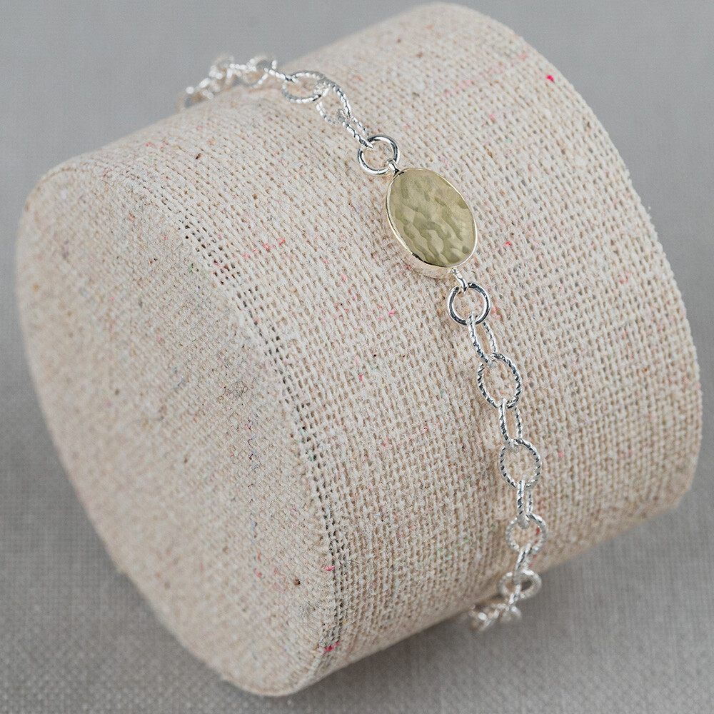 Armband gemaakt van 925 sterling zilver in combinatie met een 9 karaat ovaaltje. Combineer met een collier, ring en oorbellen voor een complete look! Dit armbanje kun je op verschillende lengtes dragen dankzij de schakels. De maximale lengte is 19 cm.
