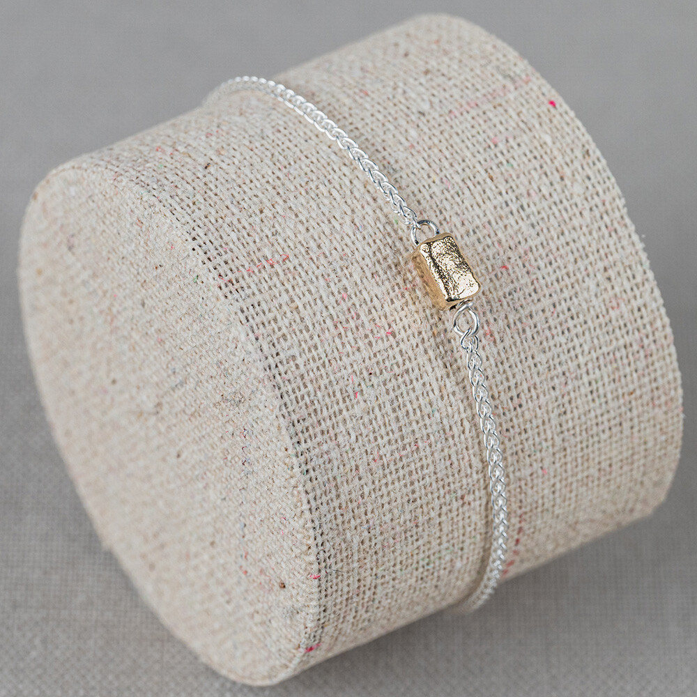 Armband gemaakt van 925 sterling zilver in combinatie met een tonnetje van 9 karaat. Combineer met het bijpassende collier voor een complete look!