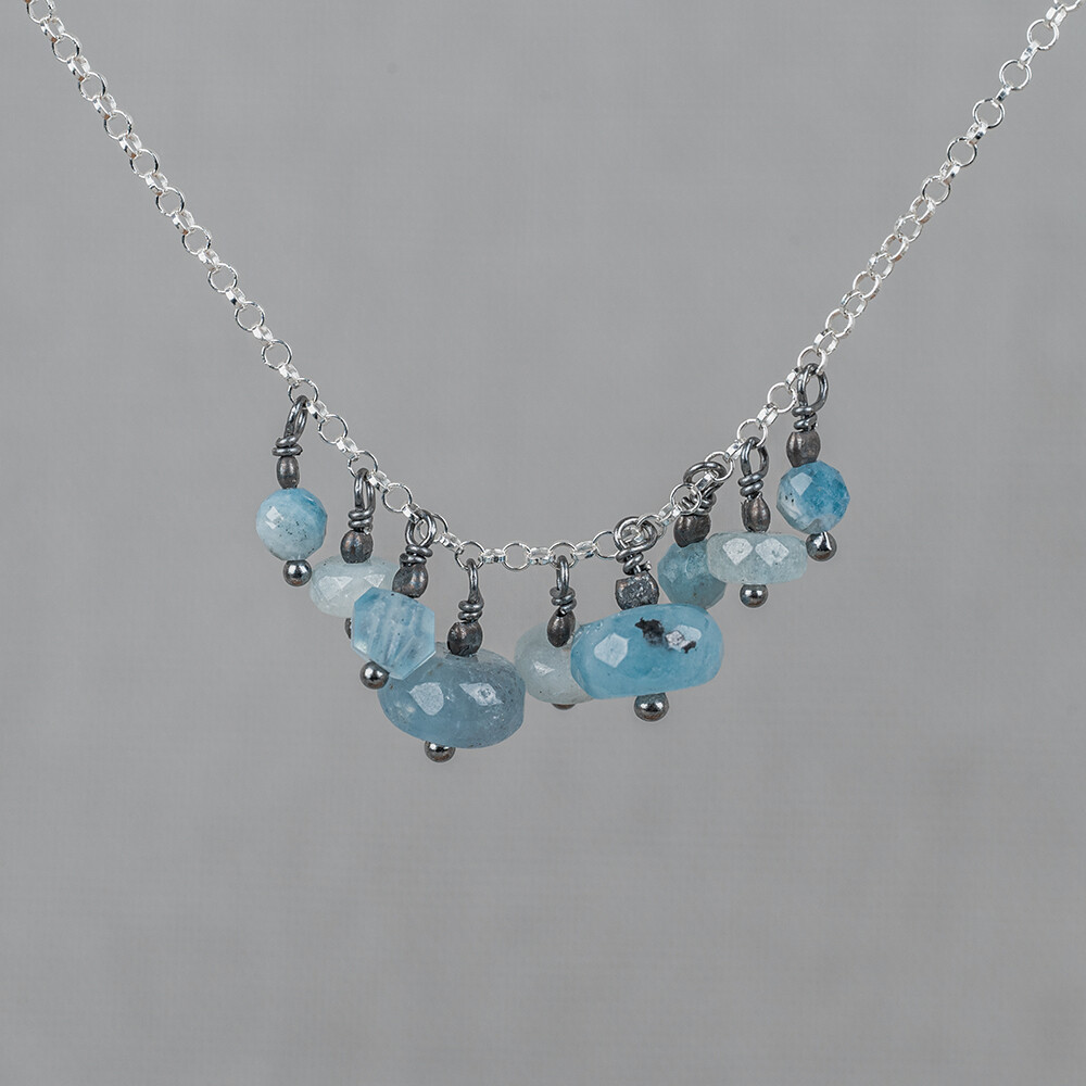 Collier gemaakt van 925 sterling zilver in combinatie met geoxideerd zilver en de edelsteen Aquamarijn. Aquamarijn is een baken van rust in de storm van het dagelijkse leven. Deze blauwe steen heeft een voedende energie, die je aanmoedigt om jezelf en omstandigheden te accepteren. Combineer met een mooi paar oorbellen en een ring voor een complete look!