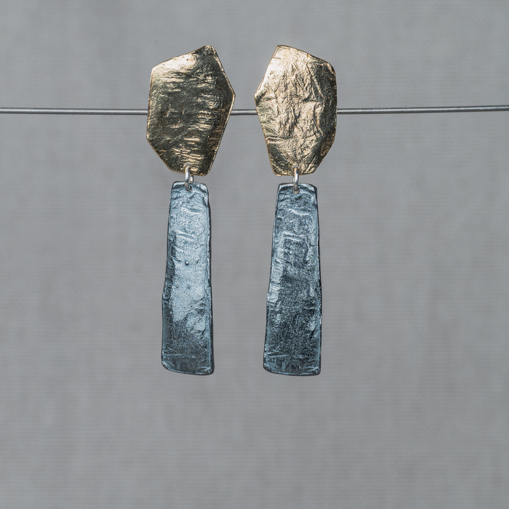 Oorstekers gemaakt van zilver verguld en geoxideerd zilver. Combineer deze mooie oorbellen met een collier, armband en ring voor een complete look!