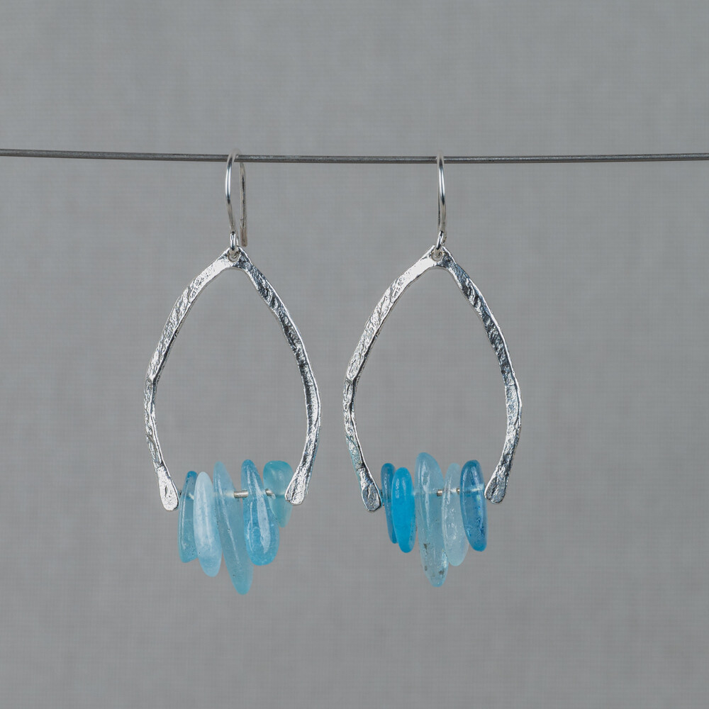 Oorbellen gemaakt van 925 sterling zilver in combinatie met de edelsteen Kyaniet.Aquamarijn is een baken van rust in de storm van het dagelijkse leven. Deze blauwe steen heeft een voedende energie, die je aanmoedigt om jezelf en omstandigheden te accepteren. Combineer met een mooi collier, een ring en armband voor een complete look!