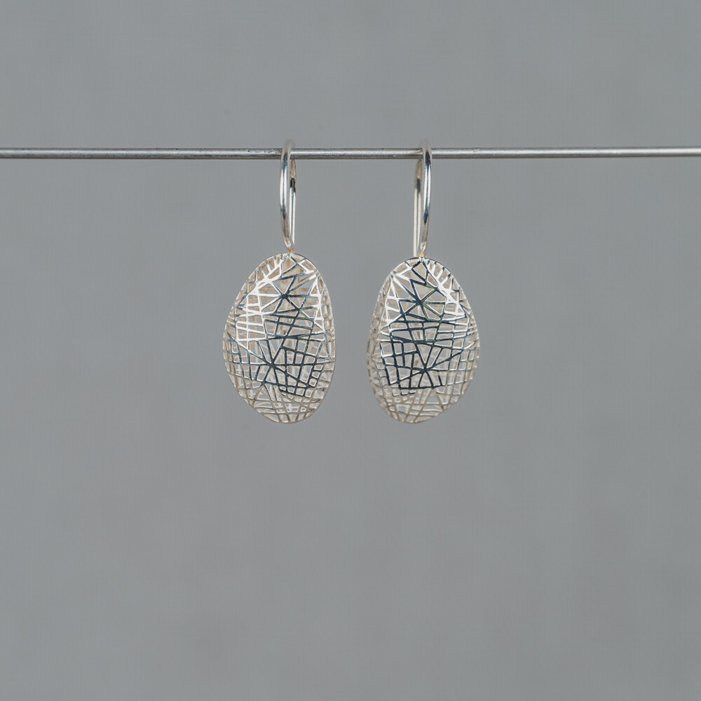 Oorbellen gemaakt van 925 sterling zilver. Deze oorbellen zijn gemaakt met behulp van een 3D printer. Combineer met de andere sieraden van Jeh Jewels.