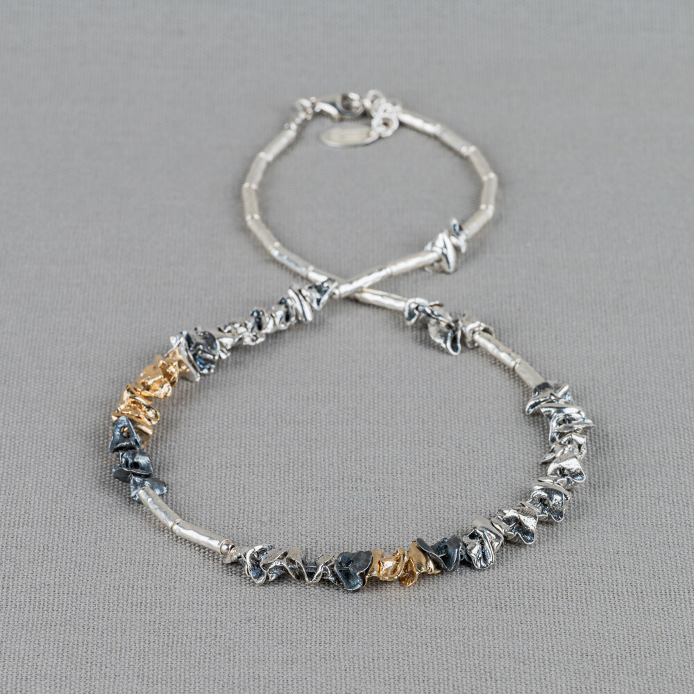 Dit collier heeft een uniek design met drie kleuren voor een stijlvolle look. Het collier kan gedragen worden bij verschillende outfits, van casual tot zakelijk. Draag het kraagje over een blouse of jurk voor een extra touch of style. Een veelzijdig accessoire dat elke outfit compleet maakt. Voeg dit kraagje toe aan je collectie en zie er altijd trendy uit!