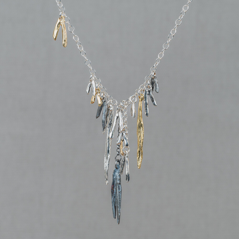 Collier gemaakt van 925 sterling zilver, geoxideerd zilver en zilver verguld. Door het gebruik van deze 3 materialen, ontstaan er 3 kleuren in dit collier. Combineer met de bijpassende oorbellen voor een complete look!