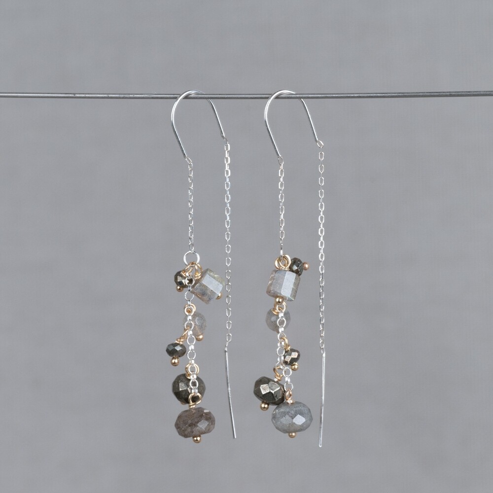 Doortrek oorbellen gemaakt van 925 sterling zilver in combinatie met de edelstenen Labradoriet en Pyriet. Combineer met het bijpassende collier voor een complete look!
