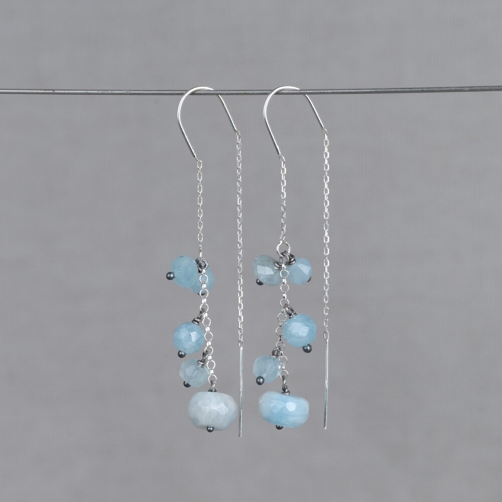 Doortrek oorbellen gemaakt van 925 sterling zilver in combinatie met de edelsteen Aquamarijn. Aquamarijn is een baken van rust in de storm van het dagelijkse leven. Deze blauwe steen heeft een voedende energie. Combineer deze oorbellen met het bijpassende collier!