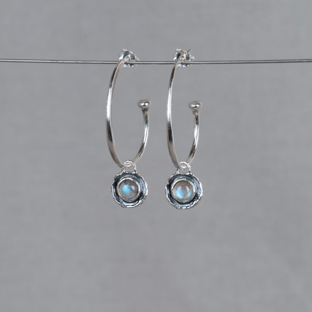 Oorhoepels gemaakt van 925 geoxideerd sterling zilver in combinatie met een hanger met Labradoriet. Labradoriet is een magische, beschermende en spirituele steen. Wanneer je de steen beweegt/draait, komen de kleuren van de regenboog tevoorschijn. Combineer met andere sieraden van Jeh Jewels voor een complete look!