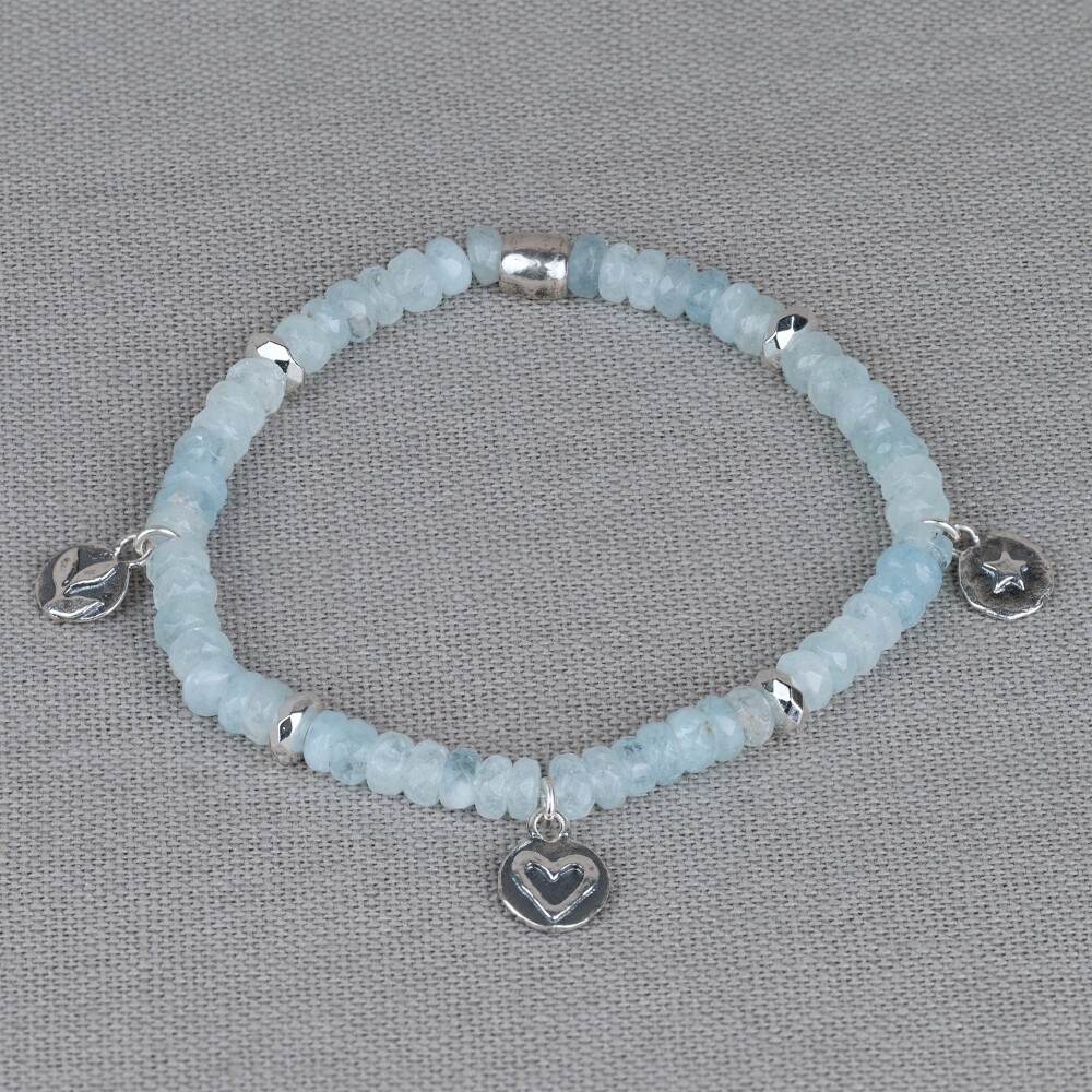 Armband gemaakt van de edelsteen Aquamarijn in combinatie met 925 sterling zilveren bedels. Het armbandje is gemaakt van elastiek waardoor je hem makkelijk om kunt doen. Combineer met een mooi collier, oorbellen en een ring voor een complete look!