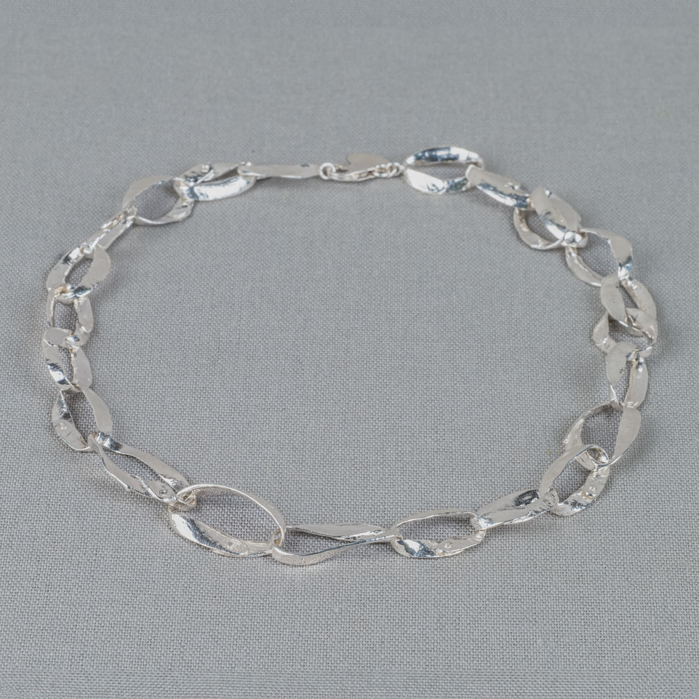 Collier oxy shiny gemaakt van 925 sterling zilver. Oxy shiny is zilver wat is geoxideerd en daana weer gepoleisd. Hierdoos blijft het zilver kleurvast! Combineer dit collier met de bijpassende armband voor een complete look.