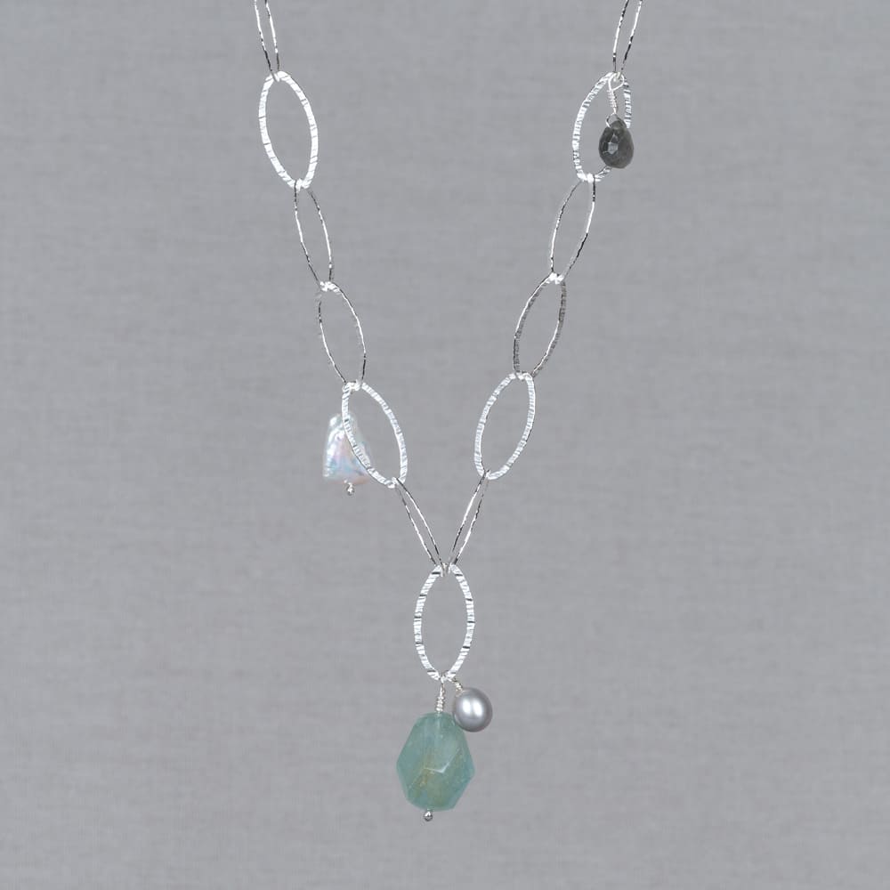 Collier gemaakt van 925 sterling zilver in combinatie met de edelstenen Aquamarijn, Labradoriet en Parel. Lees alles over deze stenen via onderstaande button! Combineer met andere sieraden van Jeh voor een complete look.