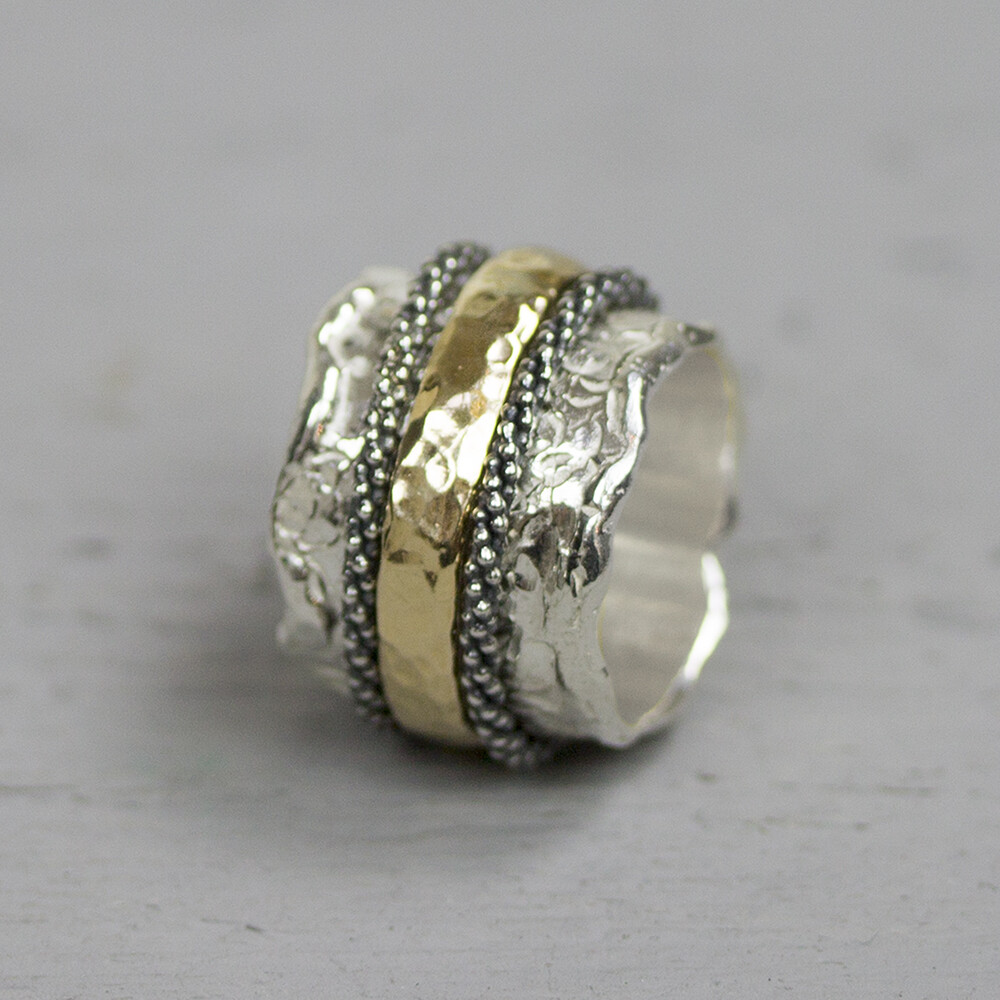 Ring gemaakt van 925 sterling zilver, geoxideerd zilver en goldfilled. Deze grove ring is een echte eyecatcher, een grandioos ontwerp! De glans van 925 sterling zilver maakt het een gewild edelmetaal voor de vervaardiging van sieraden. Het bestaat uit 92,5% puur zilver en 7,5% koper. Puur zilver is een zacht en buigzaam materiaal, het koper in 925 sterling zilver zorgt voor de stevigheid. De sieraden van Jeh Jewels zijn nikkel vrij. Op dit sieraad is gebruik gemaakt van geoxideerd zilver, dit is een oppervlakte bewerking. Het is mogelijk dat de geoxideerde laag na verloop van tijd door slijtage vervaagd. Goldfilled komt uit Amerika en wordt daar al langer gebruikt voor de vervaardiging van sieraden met een "touch of gold" voor een betaalbare prijs. Het goldfilled blijft op kleur, is slijtvast en de goudlaag is dik genoeg om lang te kunnen genieten van de warme uitstraling van goud. Goldfilled wordt veelal ook goed verdragen door mensen die allergisch zijn voor andere metalen dan goud.