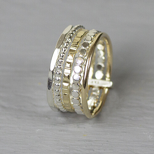 Let op: Deze ring is alleen beschikbaar in de maten die online staan en hierbij geldt: OP = OP Ring gemaakt van 925 sterling zilver in combinatie met Rose Goldfilled en goudkleurig Goldfilled. De losse ringetjes worden bij elkaar gehouden door een strap en kunnen niet los van elkaar gedragen worden.