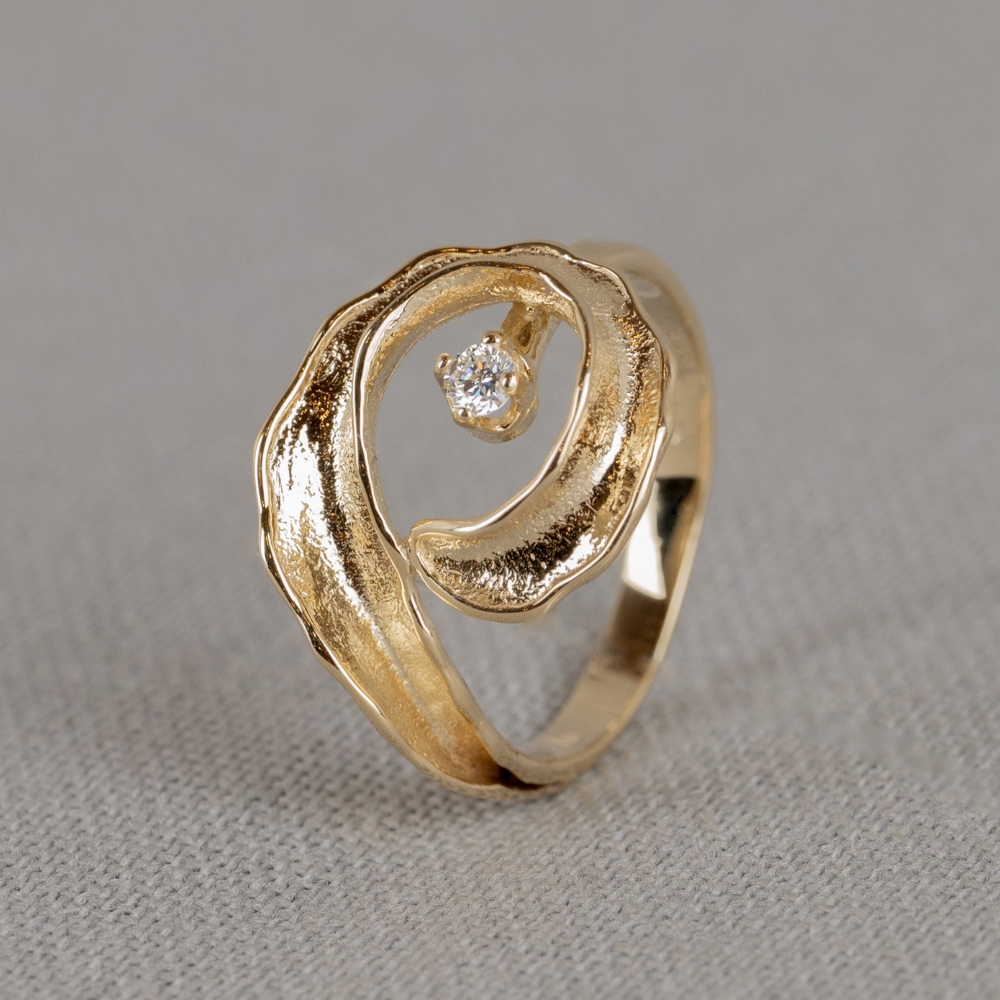 Ring gemaakt van 14 karaat goud in combinatie met Diamant. Combineer deze ring met de andere gouden sieraden uit de Curly-lijn.