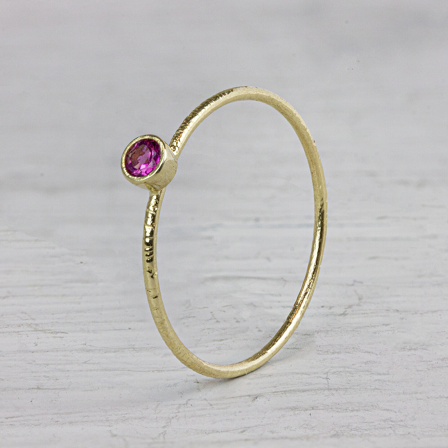 Ring van de N.O.O.R. collectie van Jeh Jewels. Deze ring is gemaakt van 14 karaat goud met Roze Toermalijn. Deze ring is perfect om te combineren met andere ringen van de N.O.O.R. collectie of om los te dragen. Met welke ring zou jij deze combineren? Bij elke N.O.O.R. ring hoort een eigen fluwelen doosje in een bijpassende kleur!