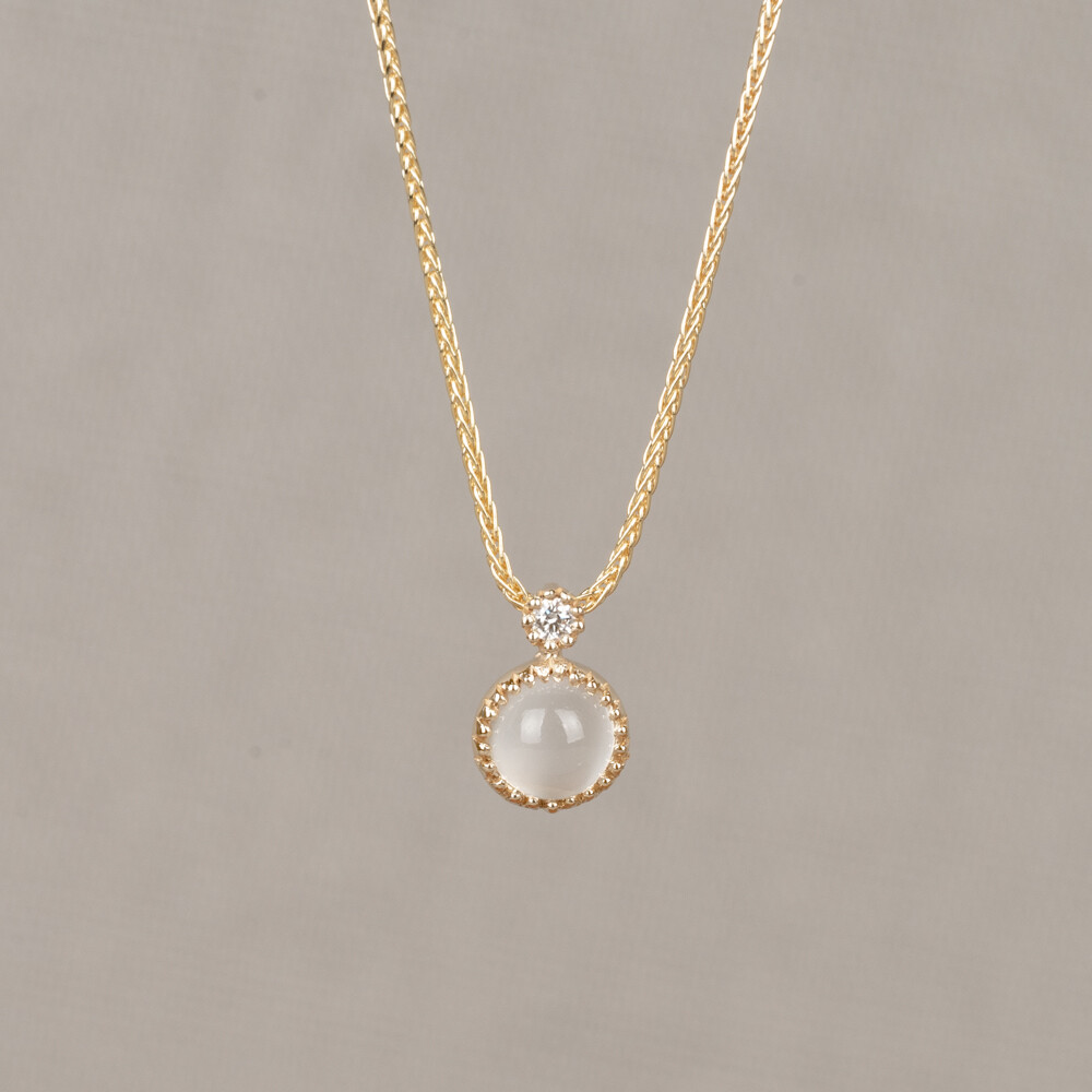 Collier gemaakt van 14 karaat goud in combinatie met de edelsteen Regenboog Maansteen.