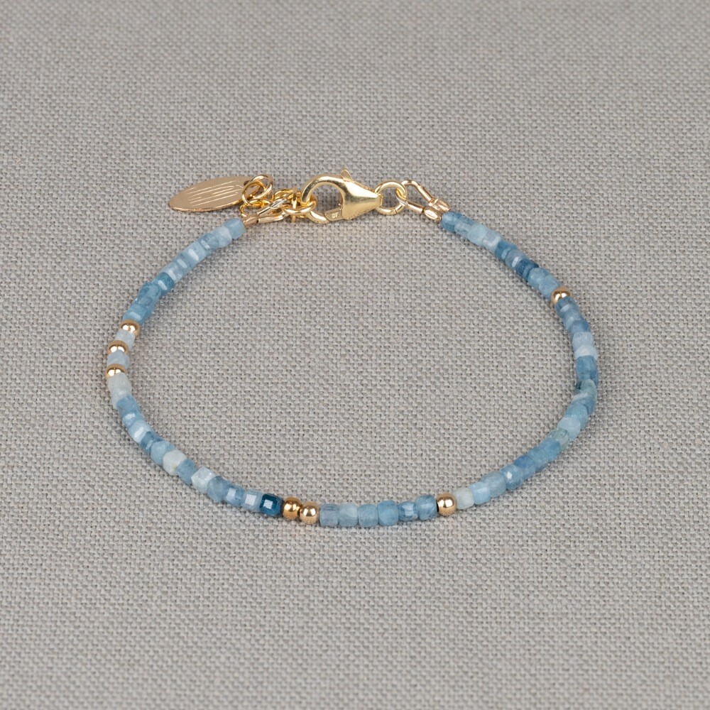 Armband uit de Sparkling Gems-lijn gemaakt van Goldfilled in combinatie met de edelsteen Kyaniet. Kyaniet is een spirituele steen met een kalmerende en evenwichtige werking. Combineer met het bijpassende collier voor een complete look.