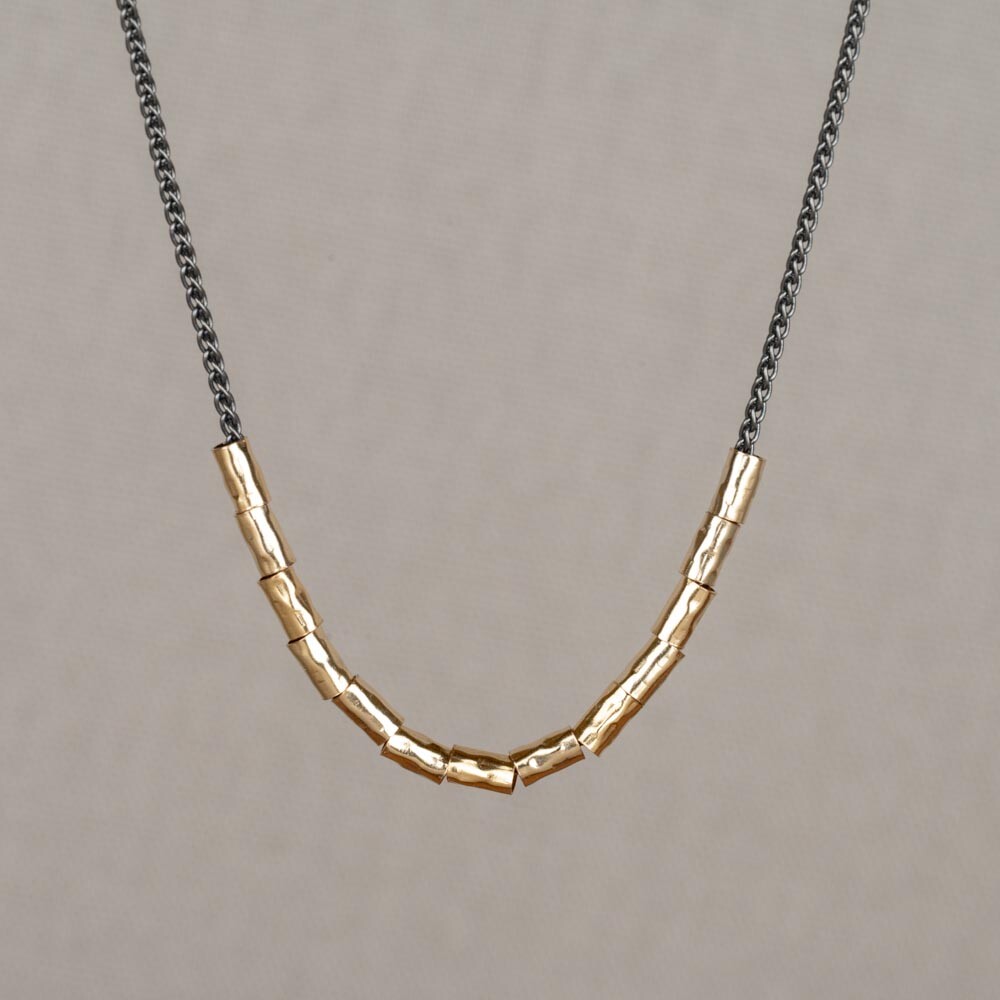 Collier gemaakt van 925 geoxideerd sterling zilver en Goldfilled buisjes. Deze subtiele ketting is chique, fijn en kan goed gecombineerd worden met andere sieraden van Jeh Jewels!