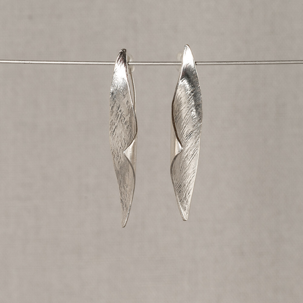 Oorbellen gemaakt van 925 sterling zilver in de vorm van een golf. Deze oorhangers hebben een lange haak waardoor ze niet snel kunt verliezen. Perfect te combineren met de andere sieraden van Jeh Jewels!