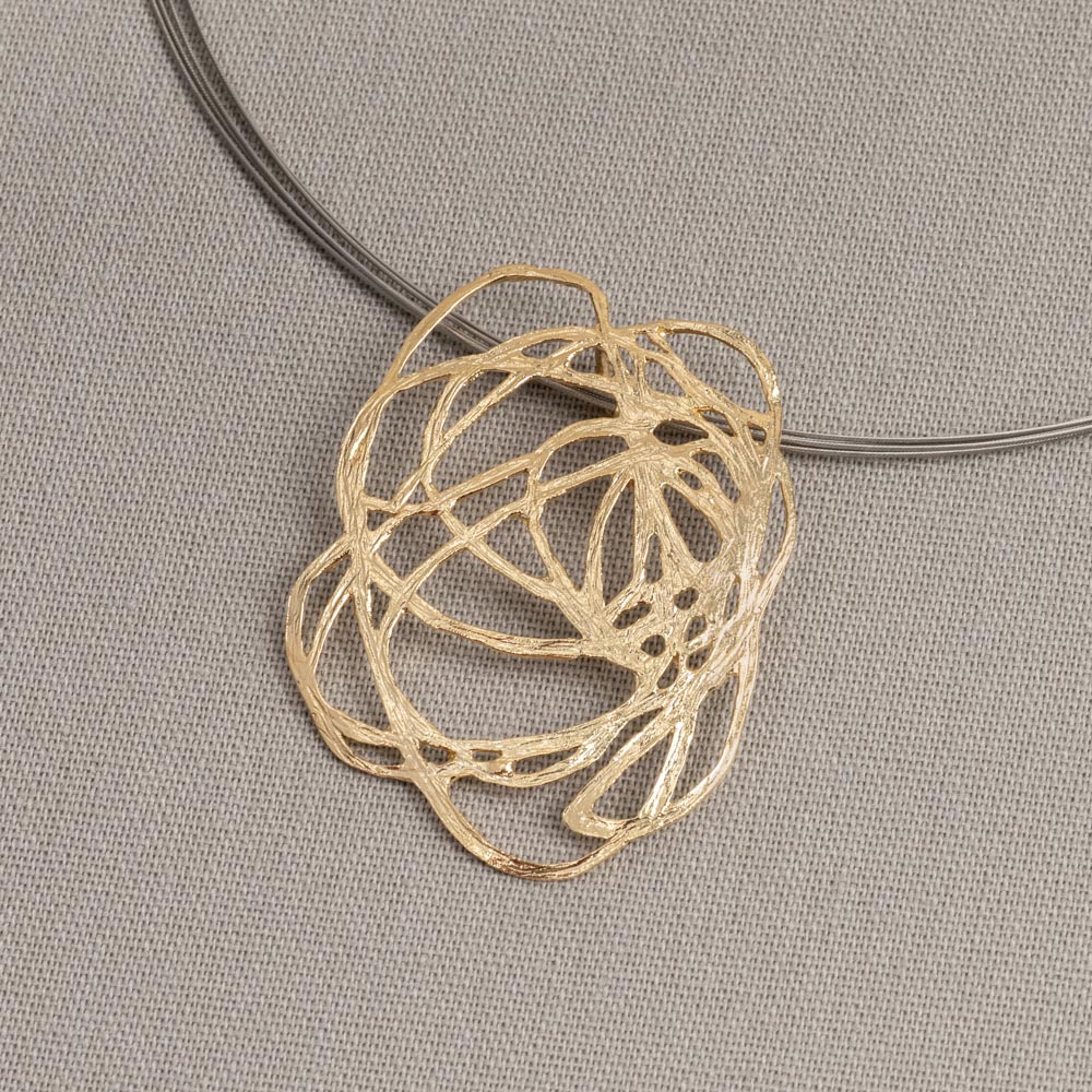 Hanger gemaakt van zilver verguld in de vorm van een wolk. Draag deze hanger aan een mooie spang en combineer met een paar mooie oorbellen en een ring voor een complete look!