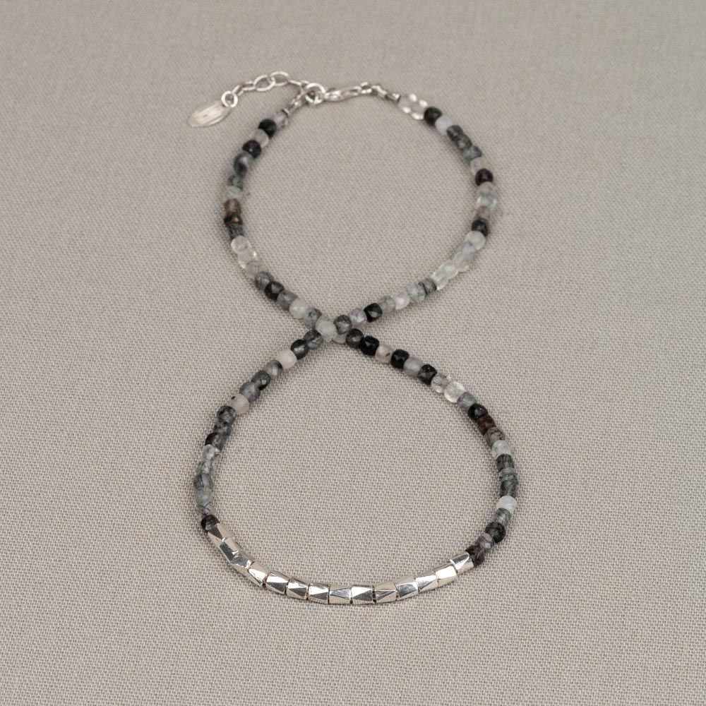 Collier gemaakt van de edelsteen Black Rutielkwarts en zilveren hoekige tubes. Combineer met de bijpassende armband en andere sieraden van Jeh voor een complete look!