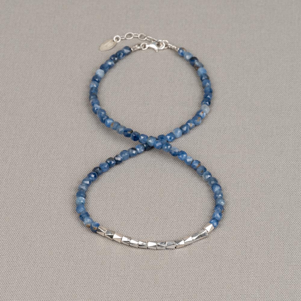 Collier gemaakt van Kyaniet met een rij zilveren hoekige tubes in het midden. Combineer met de bijpassende armband en andere sieraden van Jeh voor een complete look!