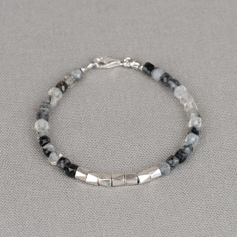 Armband gemaakt van de edelsteen Black Rutielkwarts en zilveren hoekige tubes. Combineer deze armband met het bijpassende collier voor een complete look! Lees alles over de edelsteen Kyaniet via onderstaande button.