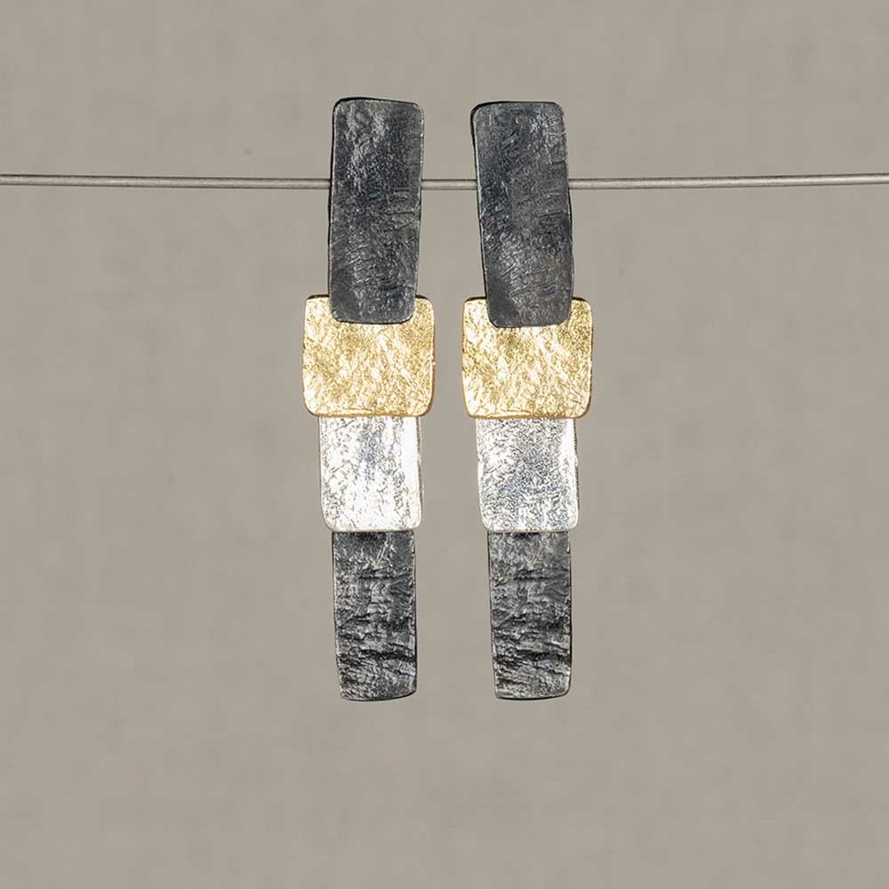 Oorstekers gemaakt van 925 sterling zilver, geoxideerd zilver en zilver verguld. Combineer met het bijpassende collier voor een complete look!