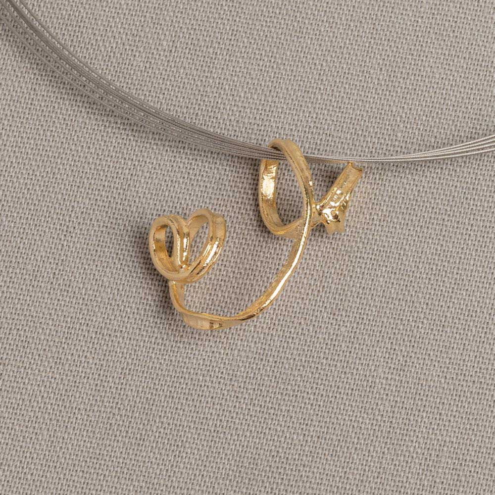 Hanger gemaakt van zilver verguld in de vorm van een krul. Draag deze hanger aan een spang voor een compelte look!