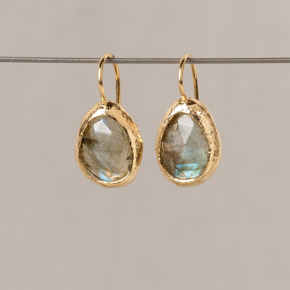 Oorhangers gemaakt van zilver verguld in combinatie met de edelsteen Labradoriet. Ook verkrijgbaar met Maansteen. Combineer met een mooi collier voor een complete look!
