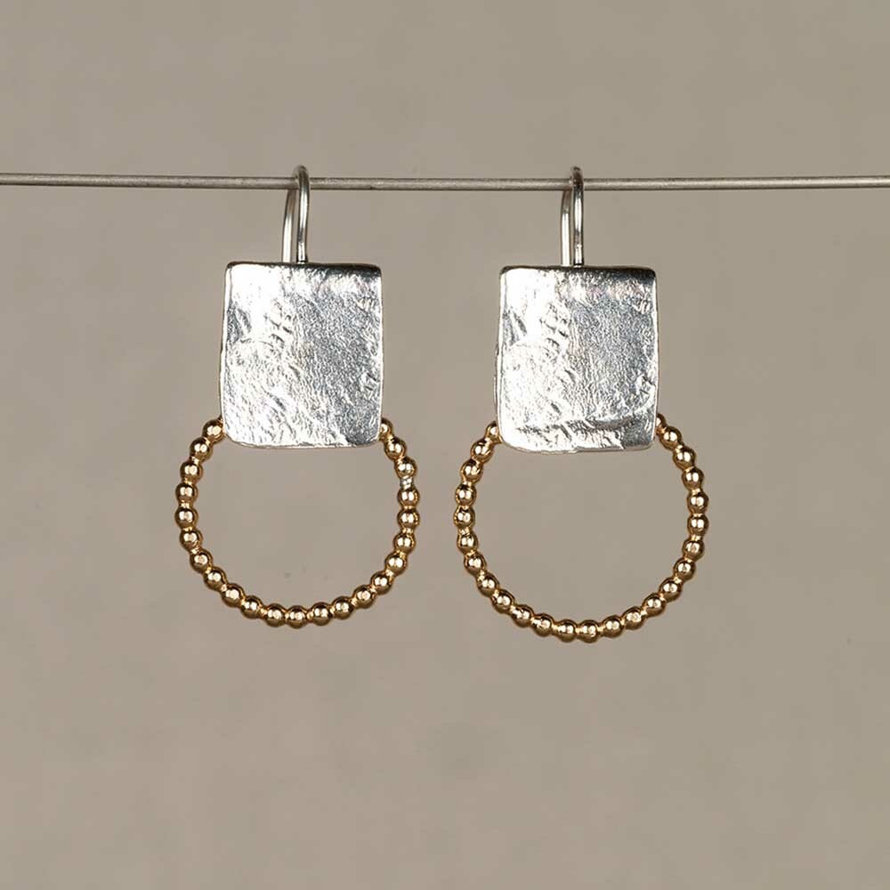 Oorhangers gemaakt van 925 sterling zilver en een Goldfilled cirkel. Combineer met een mooi collier, een armband en ring voor een complete look!