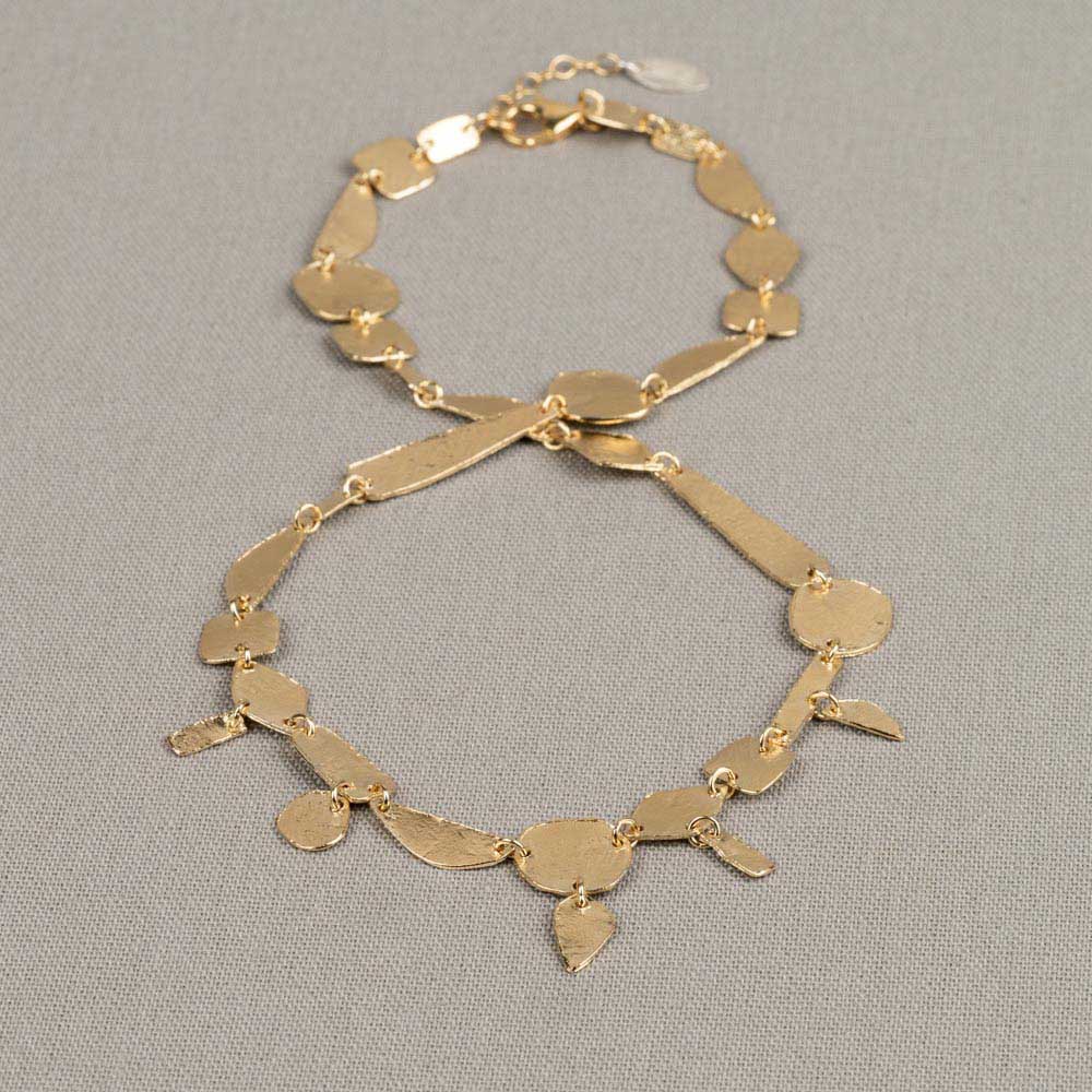 Collier gemaakt van volledig zilver verguld. Dit collier bestaat uit losse delen met verschillende vormen. Dit maakt het een uniek en speels sieraad! Combineer met een paar mooie oorbellen, een ring en armband voor een complete look!