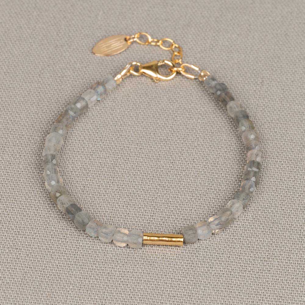 Armband gemaakt van de edelsteen Labradoriet in combinatie met Goldfilled buisjes. Labradoriet staat voor intuïtie, creativiteit en bewustwording. Lees meer over de werking van deze edelsteen via onderstaande button. Combineer dit collier met de bijpassende collier voor een complete look!