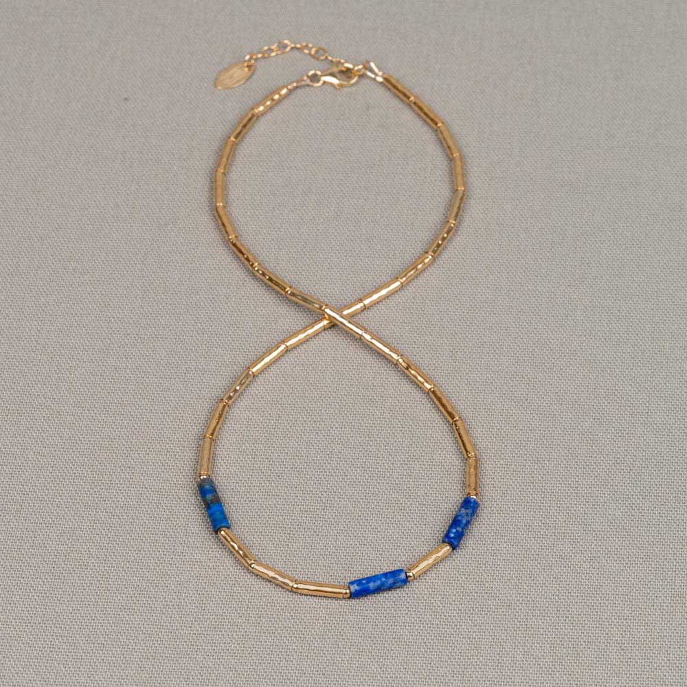 Collier gemaakt van Goldfilled buisjes in combinatie met de edelsteen Lapis Lazuli. Deze edelsteen staat voor kennis, zelfbewustzijn en trouw. Lees meer over deze edelsteen via onderstaande button!