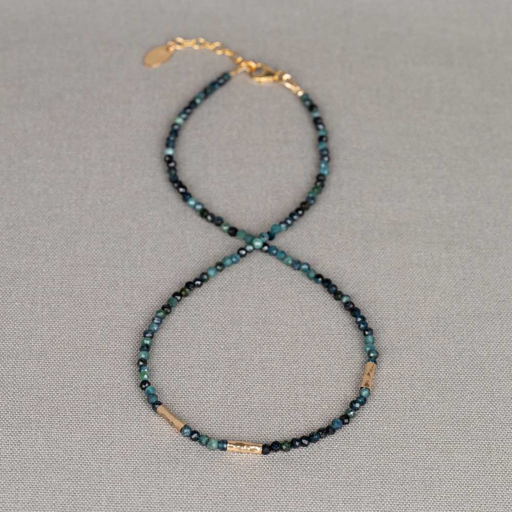 Collier gemaakt van de edelsteen Groene Toermalijn en Goldfilled buisjes. Toermalijn staat voor bescherming, kracht en groei. Lees alles over de werking van deze edeslteen via onderstaande button. Combineer dit collier met de bijpassende armband voor een complete look!