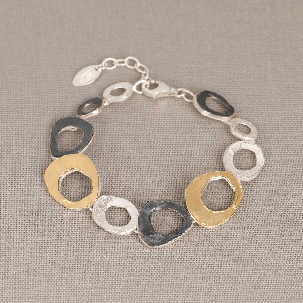 Armband gemaakt van 925 sterling zilver, geoxideerd zilver en zilver verguld. Deze armband is perfect te combineren met het bijpassende collier en de bijpassende oorbellen. Ga voor een complete look!