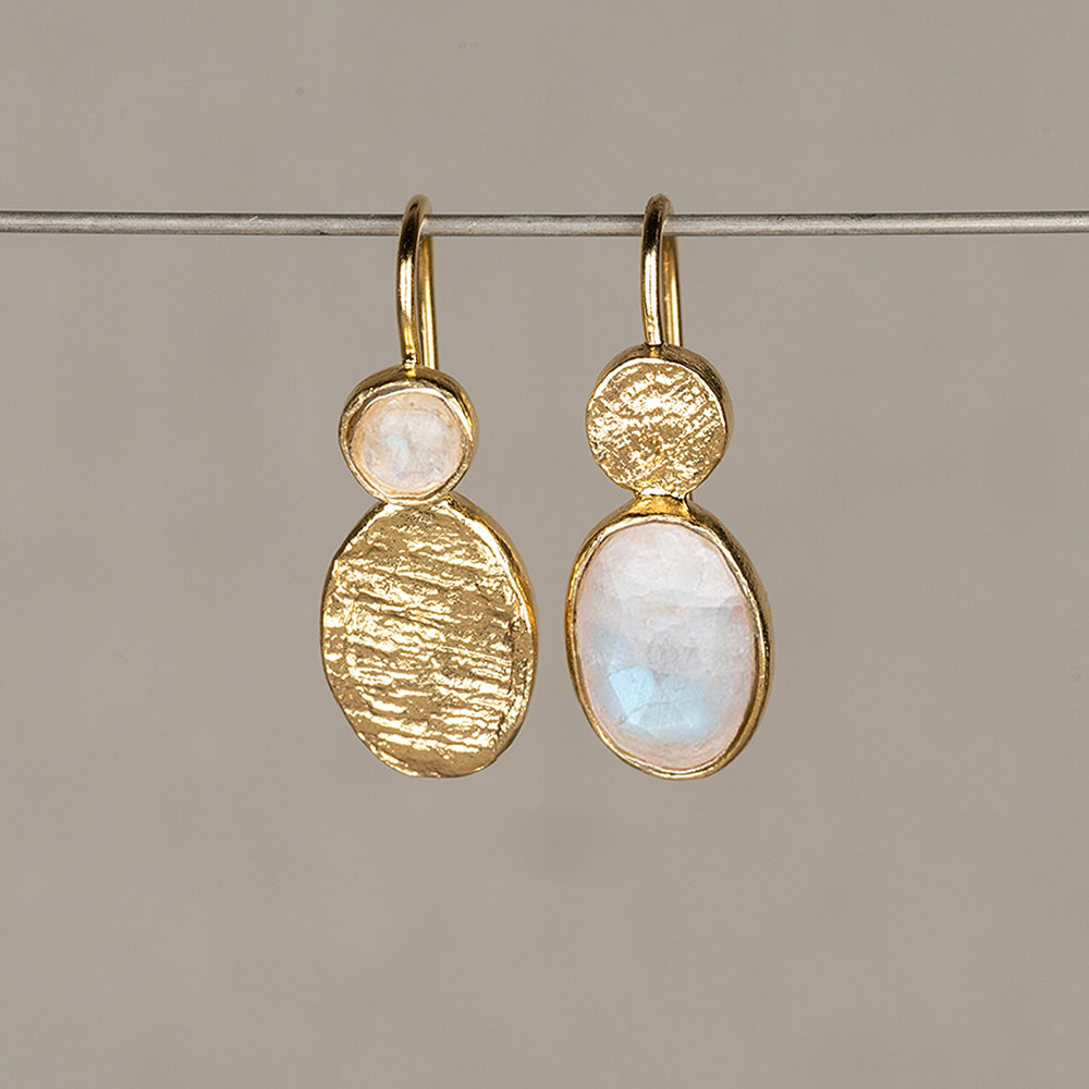 Oorhangers gemaakt van zilver verguld en de edelsteen Regenboog Maansteen. Ook verkrijgbaar met Labradoriet! Combineer met een mooi collier en ring voor een complete look. Lees alles over deze edelsteen via onderstaande button.
