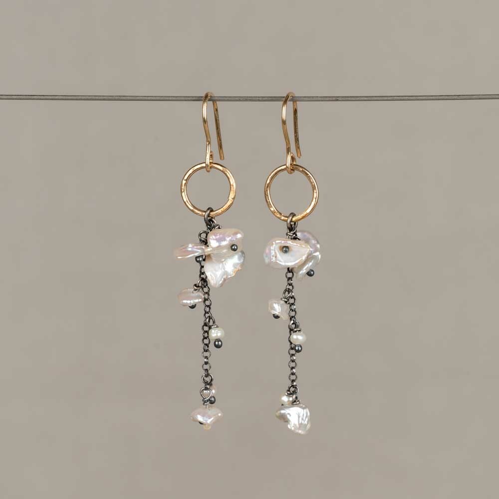 Oorbellen gemaakt van Goldfilled, geoxideerd zilver en Parel. Parel staat voor vrede, zuiverheid en acceptatie. Combineer deze oorbellen met een mooi collier voor een complete set!