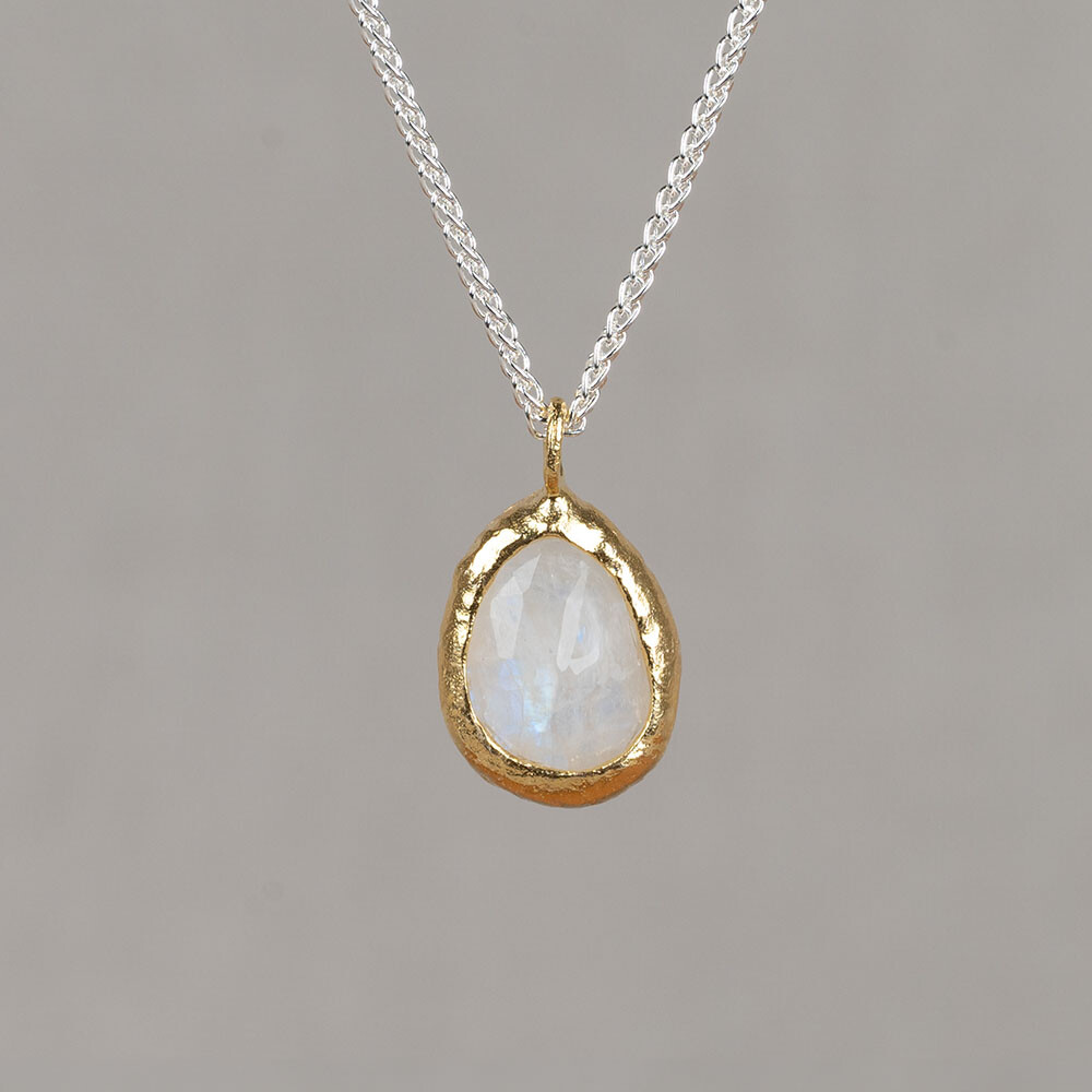 Collier gemaakt van 925 sterling zilver met daaraan een vergulde hanger met de edelsteen Regenboog Maansteen. Combineer met de bijpassende oorbellen voor een complete look!