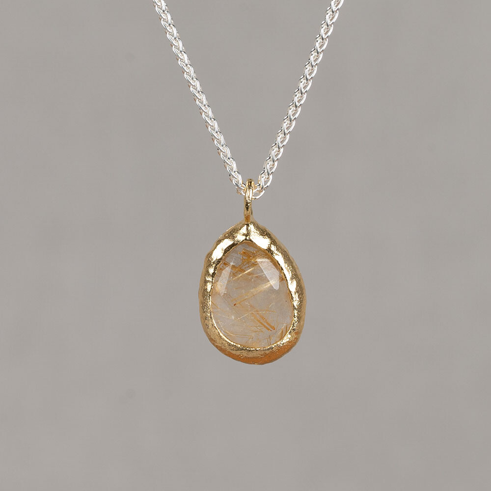 Collier gemaakt van 925 sterling zilver met daaraan een vergulde hanger met de edelsteen Gold Rutielkwarts. Combineer met de bijpassende oorbellen voor een complete look!