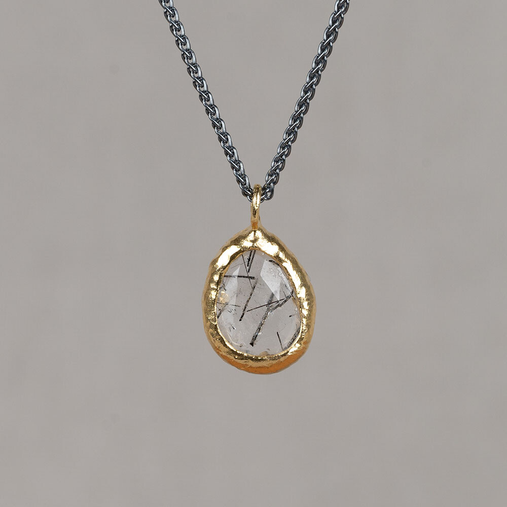 Collier gemaakt van 925 geoxideerd sterling zilver met daaraan een vergulde hanger met de edelsteen Black Rutielkwarts. Combineer met de bijpassende oorbellen voor een complete look!