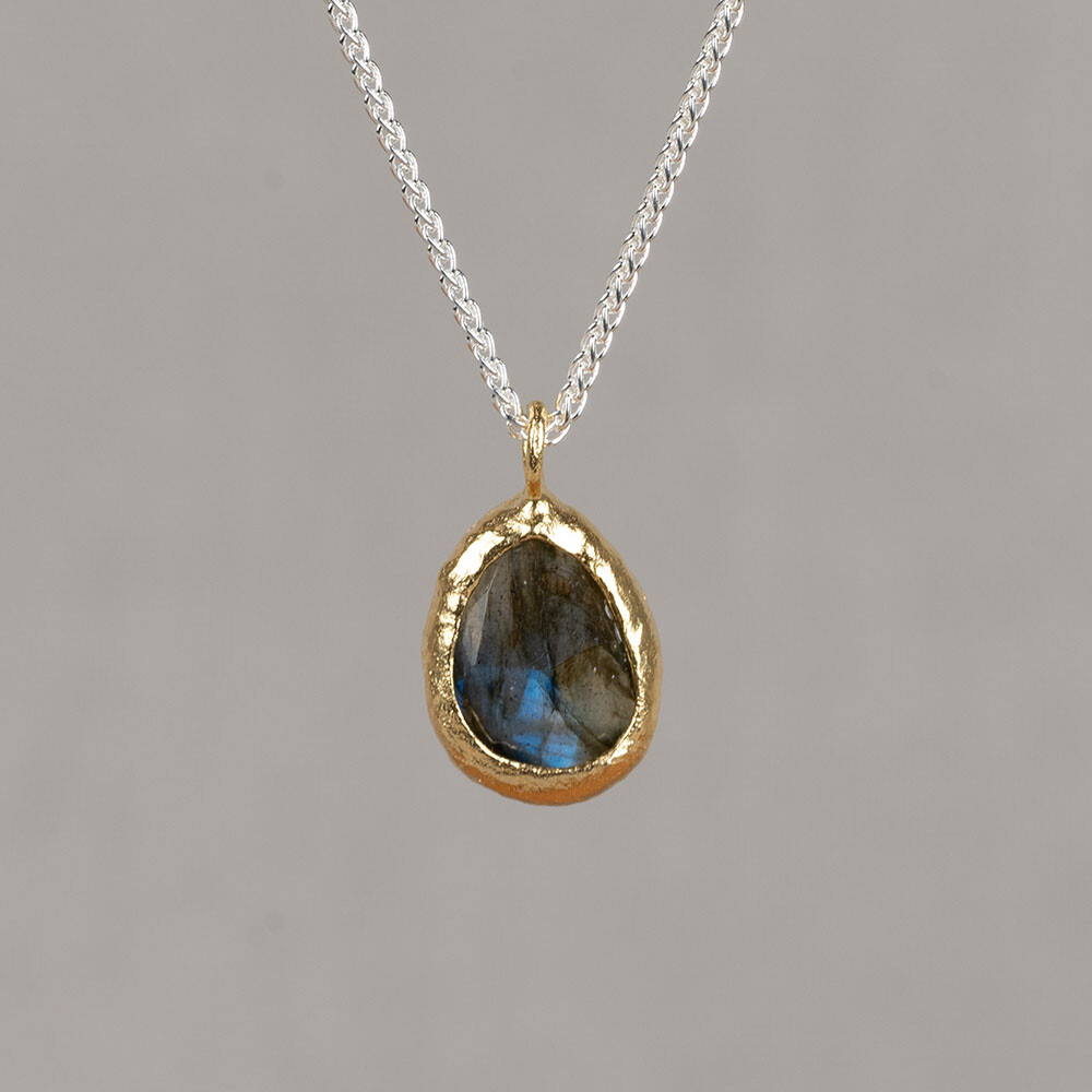 Collier gemaakt van 925 sterling zilver met daaraan een vergulde hanger met de edelsteen Labradoriet. Combineer met de bijpassende oorbellen voor een complete look!