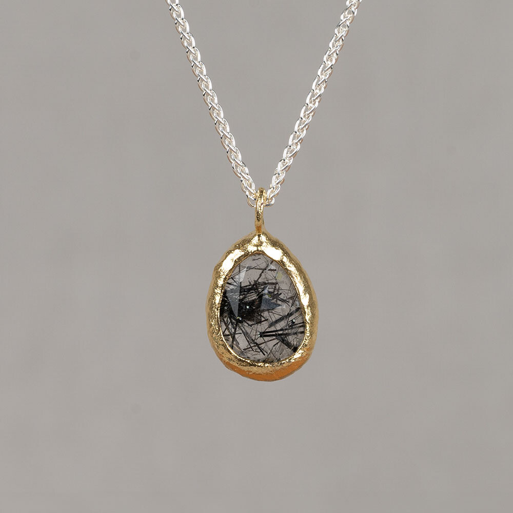 Collier gemaakt van 925 sterling zilver met daaraan een vergulde hanger met de edelsteen Black Rutielkwarts. Combineer met de bijpassende oorbellen voor een complete look!