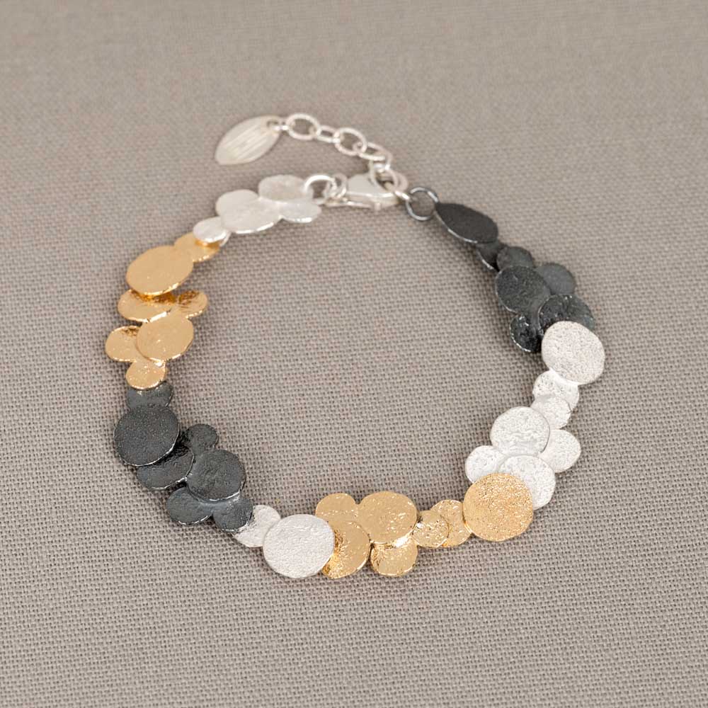 Armband gemaakt van 925 sterling zilver, geoxideerd zilver en zilver verguld. Door deze 3 materialen ontstaan ook de 3 kenmerkende kleuren van Jeh. De ronde schakels doen ons denken aan wolken. Combineer deze armband met het bijpassende collier voor een complete look!