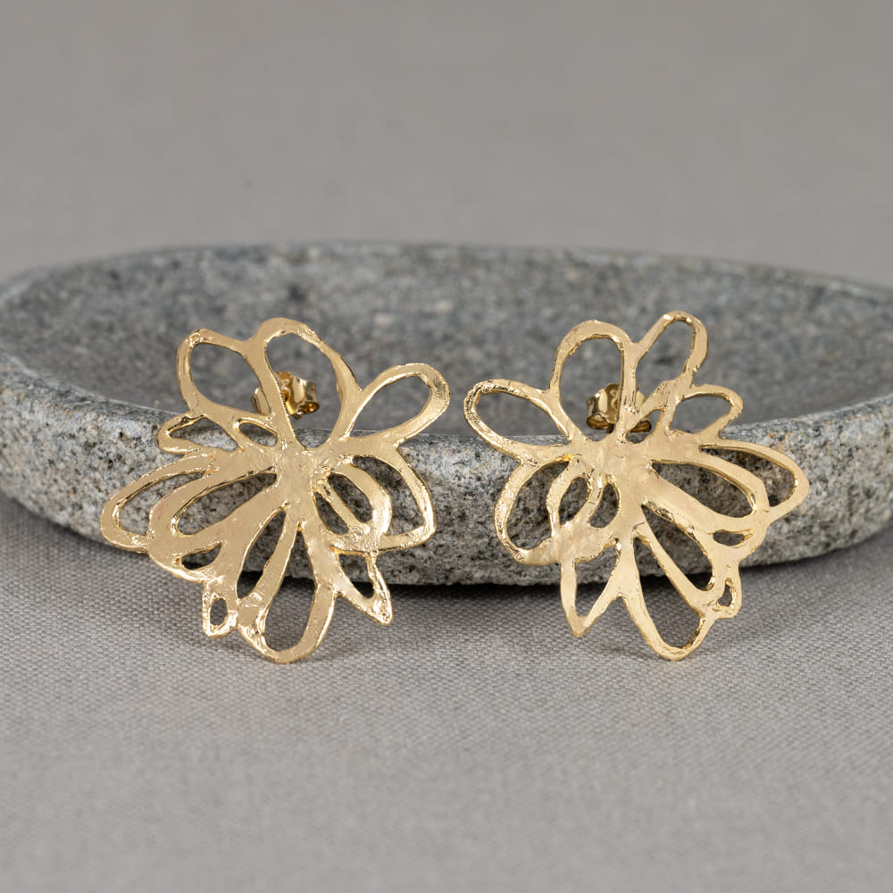 Oorstekers gemaakt van zilver verguld in de vorm van een bloem. Leuke, opvallende oorbellen die perfect te combineren zijn met een mooi collier, ring en armband van Jeh Jewels!