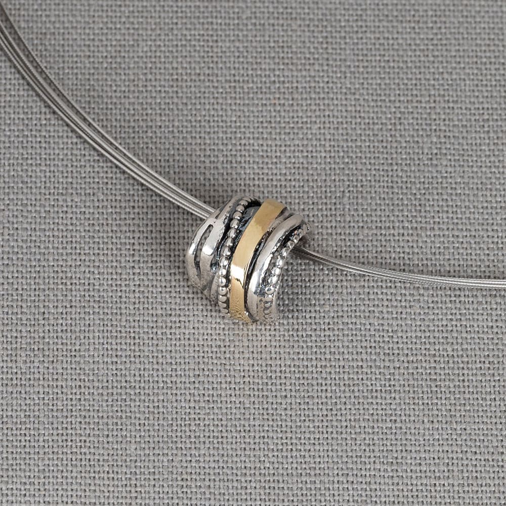 Hanger gemaakt van 925 sterling zilver in combinatie met 9 karaat. Draag deze hanger aan een spang en combineer met de bijpassende ring en oorbellen voor een complete look! Ook verkrijgbaar in een maat groter.